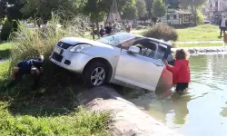 Otomobil, Parktaki Havuza Düştü; Sürücü Kurtuldu