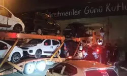 Bağcılar'da Otomobil Taşıyan TIR Alt Geçide Sıkıştı