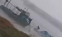 Fırtınada Mahsur Kalan Balıkçıyı Oğlu Kurtardı