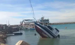 Fırtınada Batan Balıkçı Teknesi Vinçle Çıkarıldı