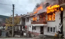 Bolu'da 2 Katlı Bina Yandı