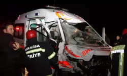 Kamyonla Çarpışan Ambulanstaki Hasta Kurtarılamadı; 4 Yaralı