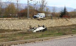 Erbaa’da Otomobil Dereye Düştü; Sürücü Yaralandı