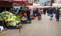 Erbaa’da Pazar Yerinde Kışlık Sebze Ve Meyveler Tezgahları Süslüyor