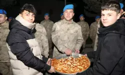 Erzincan’da Gençlerden Güvenlik Güçlerine Tatlı İkramı