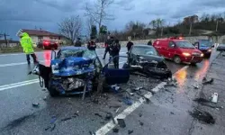 İki Otomobilin Kafa Kafaya Çarpıştığı Kaza Anı Kamerada: 1 Ölü, 2 Yaralı