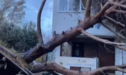 İzmir'de Fırtınada Zarar Gören Okulda Eğitime 3 Gün Ara Verildi