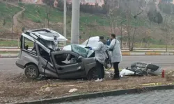 Beton Direğe Çarpan Hafif Ticari Aracın Sürücüsü Öldü