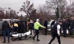 Manisa'da Takla Atıp Karşı Şeride Geçen Kamyonet İki Otomobile Çarptı: 5 Yaralı