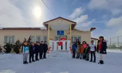 Kardan Anıtkabir Yapıp, Önünde İstiklal Marşı'nı Okudular