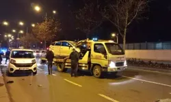 Hafif Ticari Araçla Çarpışan Otomobil Takla Attı: 3 Yaralı