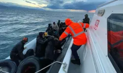 Çanakkale Açıklarında Yunanistan'ın Geri İttiği 37 Kaçak Göçmen Kurtarıldı