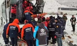 Kars'ta 2 Otobüs Ve 1 TIR Zincirleme Kaza Yaptı: 2 Ölü, 8 Yaralı