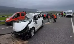 Gaziantep’te kamyonet ile hafif ticari araç çarpıştı: 3 yaralı
