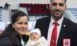 2 aylık Ali Çağan, antrenör anne ve hakem babasıyla judo şampiyonasında