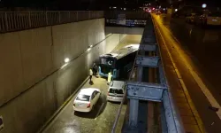 Antalya'da Sağanak Sonrası Trafiğe Kapatılan Tünelde Bir De Otobüs Mahsur Kaldı