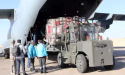 Gazze'ye Askeri Uçakla 1,5 Ton İlaç Ve Tıbbi Malzeme Götürüldü