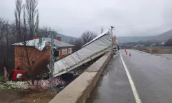 Sivas'ta 2 Katlı Evin Üzerine Bu Kez De TIR Uçtu