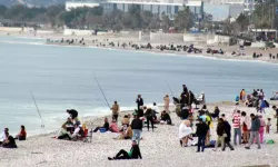 Antalya'da Güneşi Havada Sahil Doldu
