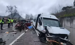 Minibüs İle Otomobil Kafa Kafaya Çarpıştı: 2 Ölü, 2 Yaralı