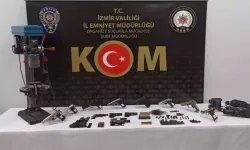 İzmir'de Silah Kaçakçılığı Operasyonu; Oğlu Ve Gelini İle Gözaltında
