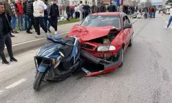 Motosikletin Otomobile Saplandığı Kazada 3 Kişi Yaralandı