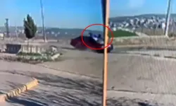 Diyarbakır'da Yolun Karşısına Geçmeye Çalışan Kadın, Otomobilin Çarpmasıyla Yaralandı; O Anlar Kamerada
