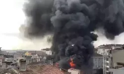 Gaziosmanpaşa'da Binanın Çatısı Alev Alev Yanıyor