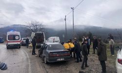 Niksar'da  Otomobilin TIR'a Arkadan Çarptığı Kazada 6 Kişi, Yaralandı