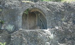 Erbaa’daki  Kaya Mezarı Kral Mezarlarına Benziyor