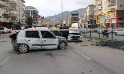 Otomobil Karşı Şeride Geçerek 2 Araca Çarptı: 2 Ölü, 3 Yaralı