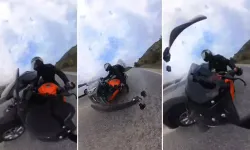 Geri Manevra Yapan Otomobilin Motosiklete Çarptığı Kaza Kamerada