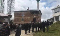 Bitlis'te Evlerindeki Saldırıda Ölen Ayşe, Babası Ve Ağabeyi Defnedildi