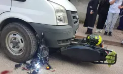 Motosiklet, Kamyonetin Altına Girdi; Ehliyetsiz Sürücü İle Arkadaşı Yaralandı