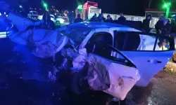 Otomobiller Çarpıştı: 2 Ölü, 1 Yaralı
