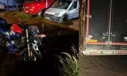 Domuza Çarpmamak Ani Fren Yapan Kamyona Çarpan Motosikletteki 2 Kişi Yaralandı