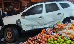 Hafif Ticari Aracın Çarptığı Otomobil Manav Tezgahına Girdi: 1 Yaralı