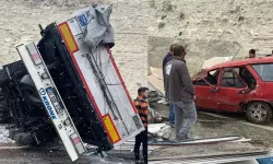 Devrilen TIR’daki Malzemeler Otomobilin Üzerine Düştü: 1 Ölü, 4 Ağır Yaralı