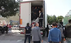 Mercimek Yüklü TIR'ın Dorsesinden 40 Kaçak Göçmen Çıktı
