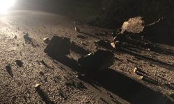 Almus'ta Heyelan Tehlikesi: Ağır Araçların Titreşimi Kaya Parçalarını Yola Düşürüyor!