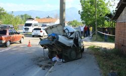 Erbaa’da Elektrik Direğine Çarpan Otomobil Hurdaya Döndü