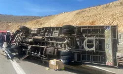 Malatya'da kamyon devrildi; 1 ölü, 1 yaralı