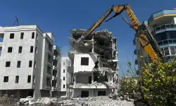 Erdemli’de yan yatan bina yıkılıyor