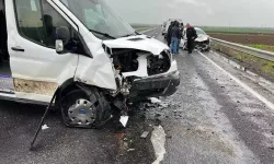 Otomobille Minibüs Çarpıştı: 3 Ölü