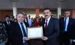 Dikili Belediye Başkanı Adil Kırgöz Mazbatasını Aldı