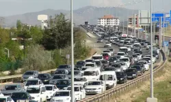 'Kilit Kavşak'ta Bayram Dönüşü Trafik Yoğunluğu