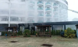 Otelde Yangın: 10 Kişi Dumandan Etkilendi