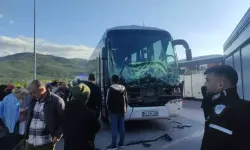 Yolcu Otobüsünün Sürücüsü Sıkıştı; 38 Yolcu Kazayı Yara Almadan Atlattı