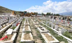 Yağışta Depremzedelerin Mezarları Zarar Gördü