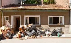 Kötü Koktuğu İhbar Edilen Evden 4,7 Ton Çöp Çıktı